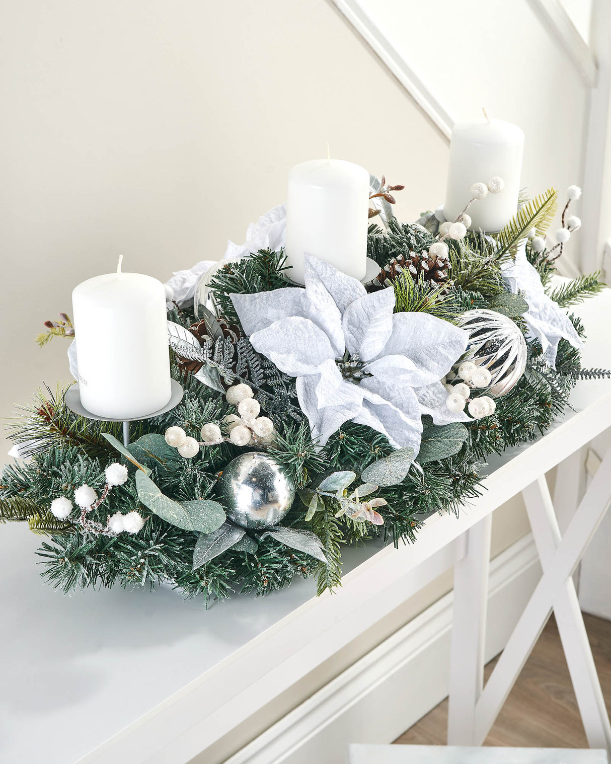 3 Pillar Decorated Garland Candle Holder, White/Silver, 76 cm